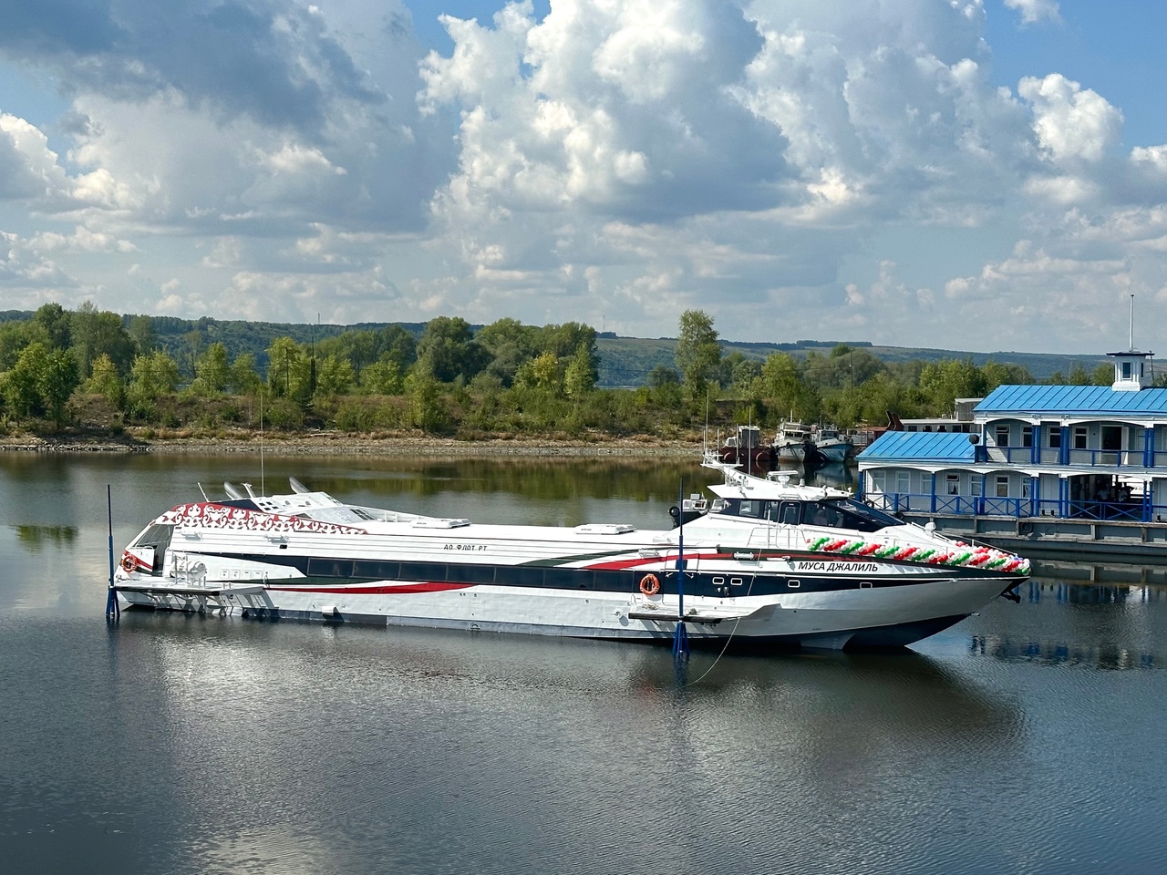 Принял участие в торжественной церемонии спуска на воду «Метеора», построенного на Зеленодольском судостроительном заводе им. А.М. Горького 