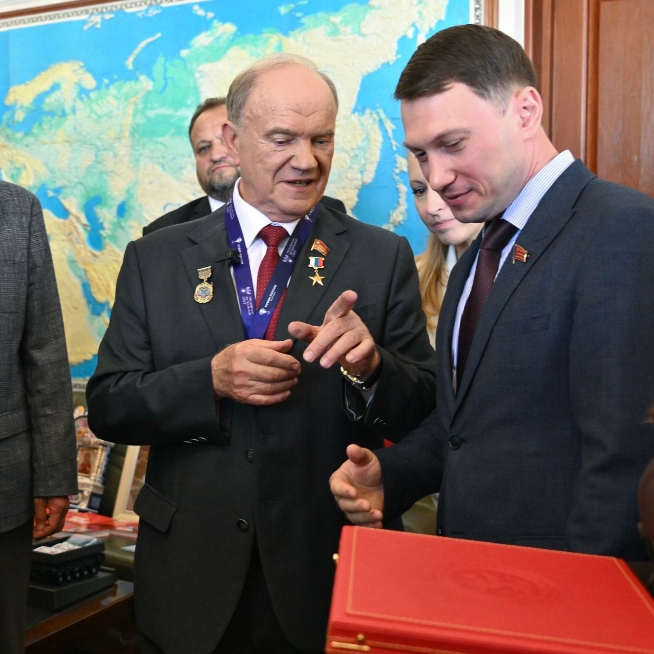 Сегодня от имени Татарстанского регионального отделения КПРФ поздравил с Днем рождения Председателя ЦК КПРФ Геннадия Андреевича Зюганова.