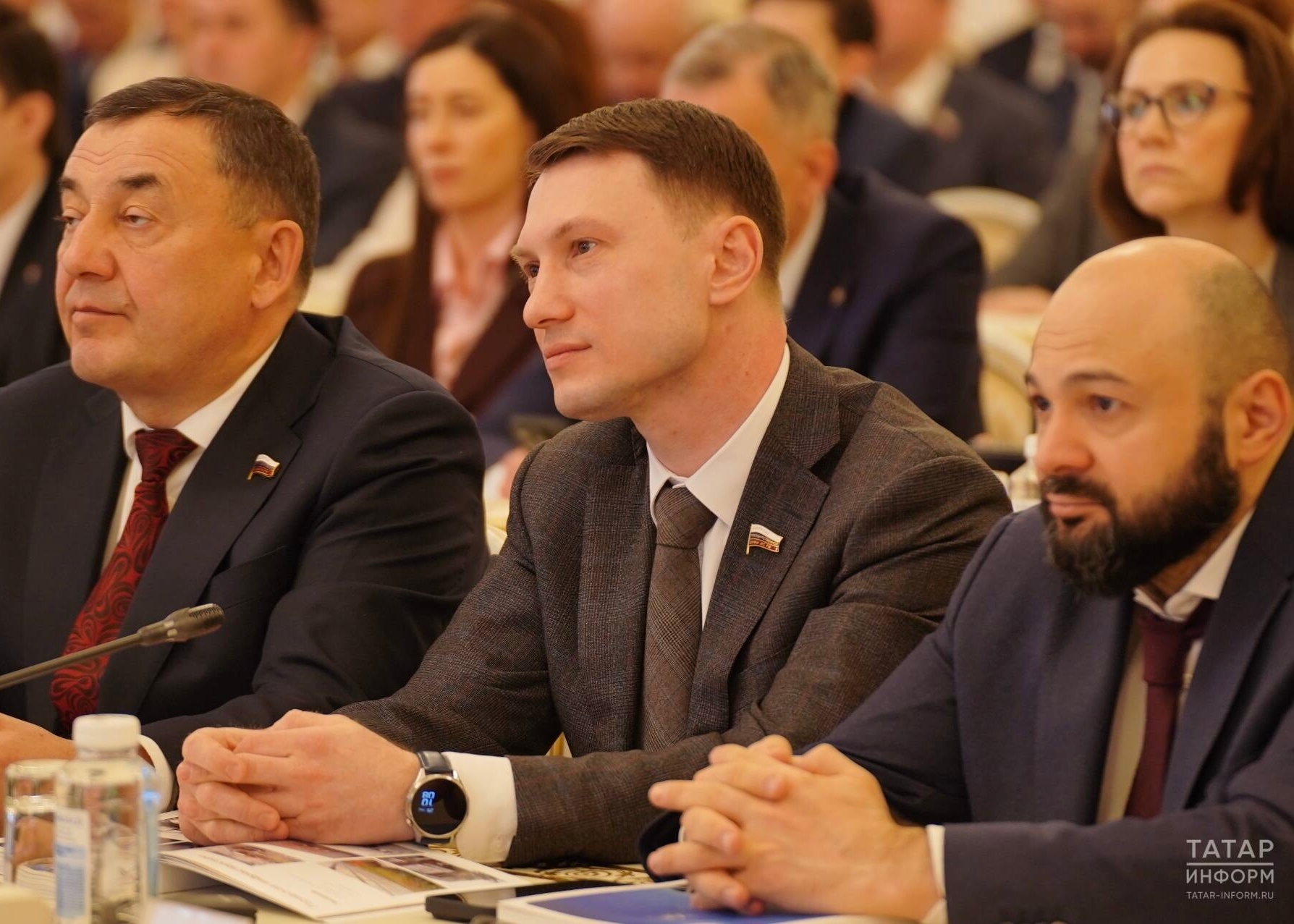 Накануне принял участие в отчетной сессии Казанской городской Думы. С отчетом об итогах социально-экономического развития за 2025 год выступил мэр Казани Ильсур Метшин. В работе сессии принял участие Раис Республики Татарстан Рустам Минниханов.