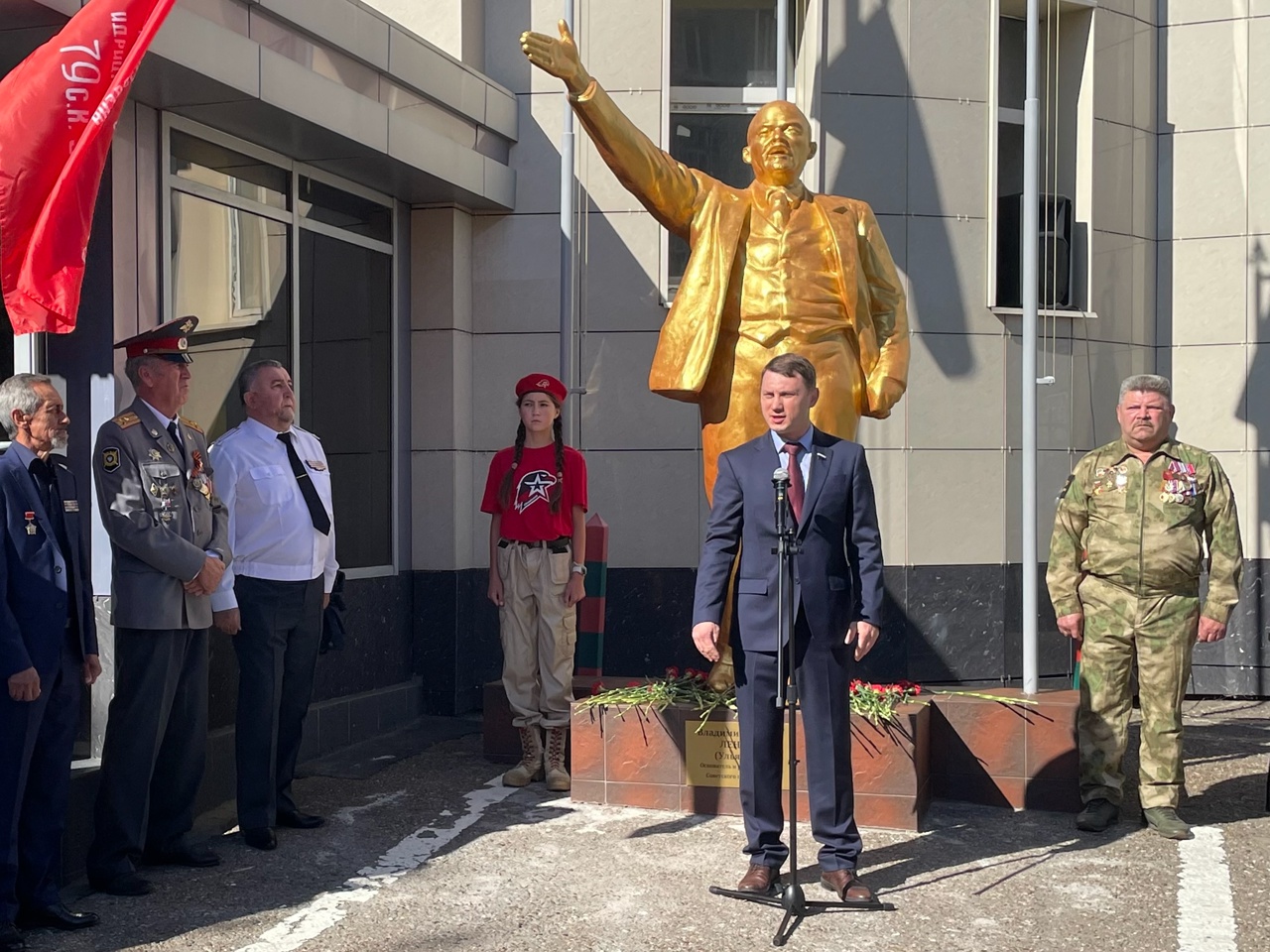 Принял участие в открытии отреставрированного памятника Владимиру Ильичу Ленину в Авиастроительном районе Казани.